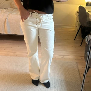 Lågmidjade Zara jeans med knytning  - Så snygga, slutsålda Zara jeans. Midjemått = 41cm, innerbenslängd = 81cm. (De jag har på mig är storlek 38 men säljer i 40 då jag fick hem fel) 