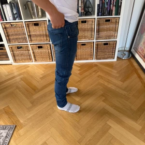 Replay Anbass  - Tjena, säljer nu dessa snygga replay jeans i storlek w30 L32. Jensen är i nyskick och använda fåtal gånger 