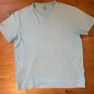 Ralph Lauren T-shirt - Mycket fint skick utan defekter, storlek L - normal i storleken. Kom gärna med prisförslag eller andra frågor!