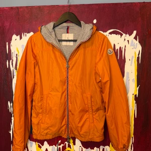 Moncler Jacka *UNIK* - Super cool Moncler jacka i orange. Svår att få tag på.  Passar runt längd 170cm. Fint skick 