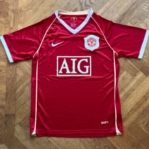 Manchester United 2006/07 hemmatröja - Nike Manchester United hemmatröja säsong 2006/07, mycket fint skick, använd ca 5 gånger, inga fläckar.  Kontakta mig vid frågor eller fler bilder☀️