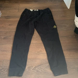 Stone Island mjukisbyxor - Bra skick, lite sliten patch i storlek M. Skriv om det är något ni undrar