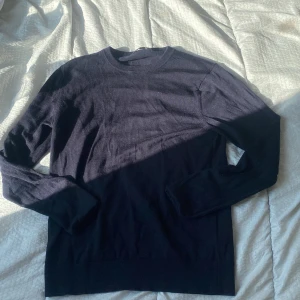 Uniqlo merinoulltröja i storlek xs - En snygg blå merinoull tröja från uniqlo i storlek xs, nypris runt 500-600, mitt pris 239! 
