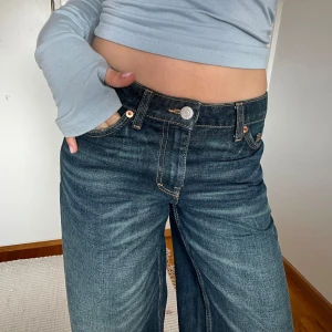 Weekday Ample Jeans - Skitsnygga jeans från weekday i storlek 24/32 med en blå-grön tvätt. Jättbra skick, det enda är att det syns vikväck i botten då dem är väldigt långa på mig☺️Går säkert utmärkta att stryka bort. 