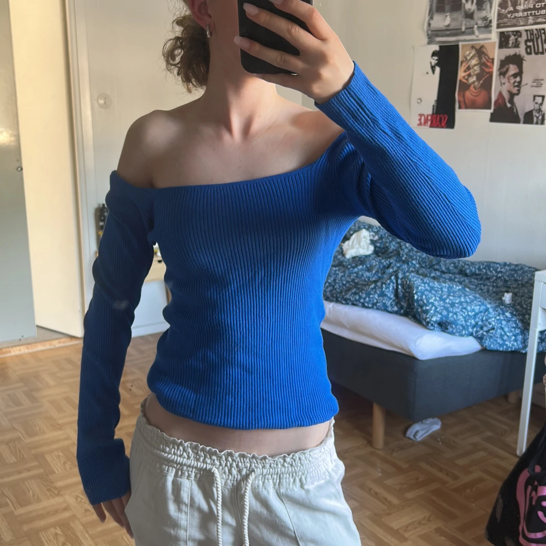 Blå ribbad offshoulder tröja