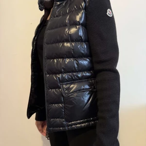 Svart dunväst från Moncler - Äkta Moncler jacka säljes, knappt använd den är i nyskick. Storlek M men är något liten i storleken då den passar mig som är en XS-S. Pris kan diskuteras vid snabb affär.