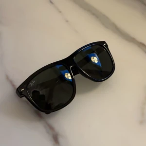 Svarta Ray-Ban Boyfriend solglasögon - Klassiska svarta Ray-Ban Boyfriend solglasögon med glansig båge och mörka linser. Snygg och tidlös modell som passar till allt. Tillverkade i Italien och har diskret Ray-Ban-logga på linsen och skalmen. Pris ej hugget i sten!😊