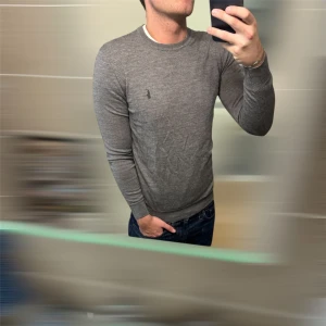 Ralph Lauren tröja  - As snygg merinoulls tröja från Ralph Lauren | Skick 8/10 | Storlek S | Modellen på bild är 180 o väger 78 | Hör av er vid fler funderingar! 