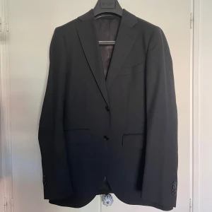 Kostymset  - Säljer detta kostymset från Riley, Brothers. Storleken för kavajen är 46 och storleken för kostymbyxorna är 50. De båda är slim fit. Dessa har bara används två gånger så de är i väldigt bra skick! (Originalpriset är ungefär 3000kr) Skriv gärna om du har frågor!🌟