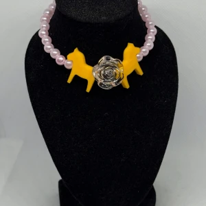 Armband dalahäst ros gul rosa - 🌟 Unikt armband – för dig som älskar det lekfullt eleganta! 🌟  Upptäck detta handgjorda armband med ljuva rosa pärlor, två charmiga gula dalahästar och en vacker silverfärgad ros i mitten – en hyllning till både tradition och modern stil.  🐴 Perfekt för dig som vill bära något som sticker ut 🌸 Fint till både vardag och fest 🎁 En fin gåva till någon du tycker om – eller till dig själv!  ✨ Begränsat antal – varje armband är unikt!  