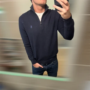 Ralph Lauren Halfzip  - As fet halfzip från Ralph Lauren | Skick 9,5/10 | Storlek M | Modellen på bild är 180 o väger 78 | Hör av er vid fler funderingar! 