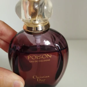 Poison Dior 50ml - Säljer en ikonisk Poison Eau de Cologne från Christian Dior. Doften är kryddig och retro. Lyxig och klassisk parfym som verkligen sticker ut i samlingen. Perfekt för samlaren och parfymnörden. Top notes are Plum, Wild Berries, Palisander Rosewood, Anise, Coriander and Allspice; middle notes are Tuberose, Incense, White Honey, Opoponax, Rose, Cinnamon, Cloves, Jasmine and Orange Blossom; base notes are Musk, Amber, Heliotrope, Sandalwood, Vanilla, Vetiver and Virginia Cedar.