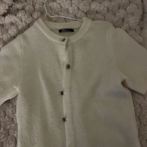 Söt stickad topp - Vit topp med knappar från Gina tricot, inga tecken på användning, inte nopprig alls jättefin💗