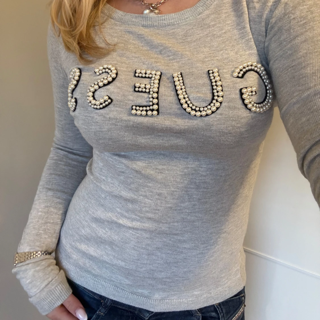 Grå tröja med pärlbroderi från Guess - 89