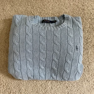 Ljusblå kabelstickad tröja Polo Ralph Lauren - Säljer en ljusblå kabelstickad tröja från Polo Ralph Lauren. Tröjan är i riktgt bra skick med inga skador. Skriv till mig om frågor💛💛