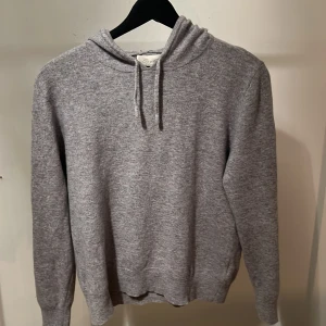 Grå cashmere hoodie med huva och snörning - Grå cashmere hoodie från Sayless med huva och snörning. Inga defekter eller fel. Använd ett fåtal gånger.