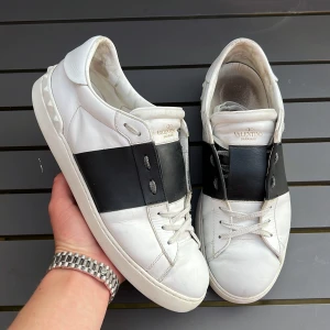 Valentino open - Snygga valentino opens som är grymma nu till sommaren. Söker du efter ett par snygga skor till sommaren så har du kommit rätt🤩. Size 42! Självklart äkta! Skick 8/10 finns defekt under skon men varken syns eller känns vid användning. Hör av dig vid frågor eller funderingar 🤩