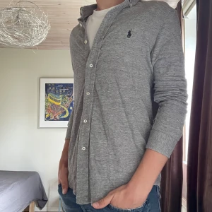 Grå skjorta - Ralph Lauren - Tja! Säljer nu denna skitsnygga skjorta i bommul från Ralph Lauren. Perfekt till sommarn och passar till alla jeans färger.👌💫
