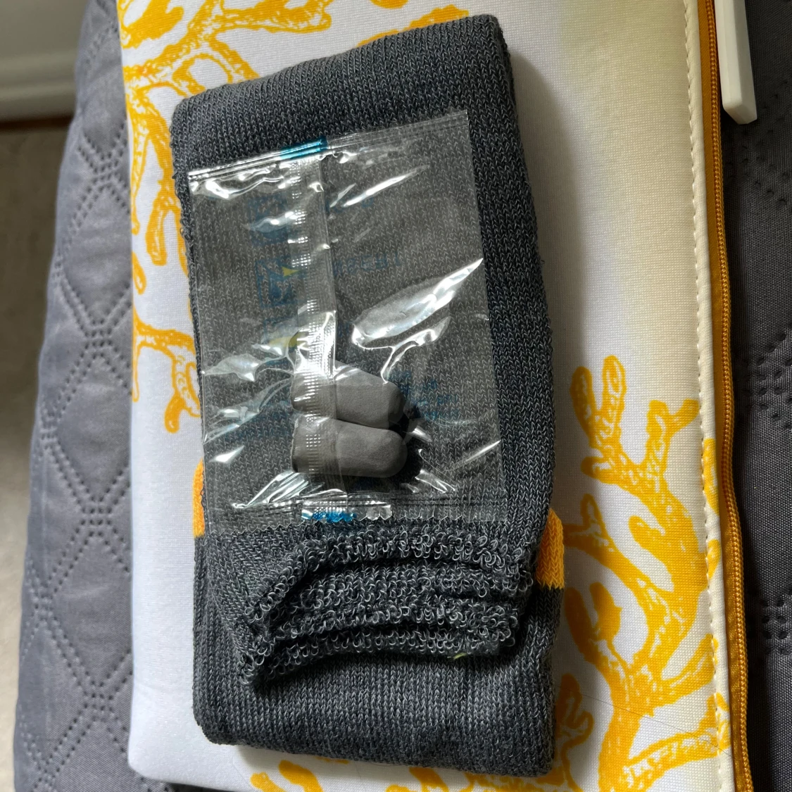 Vit och gul kuvertväska med dragkedja + sockor och öronproppar  - 3