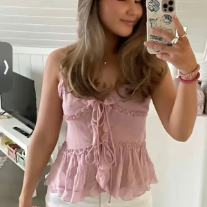 Rosa volangtop med knyt från Zara - Supersöt ljusrosa linnetopp från Zara med tunna axelband, volangdetaljer och knyt framtill. Inte mina bilder ❣️❣️
