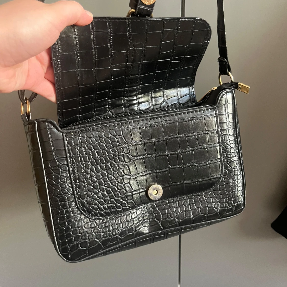 Svart axelväska i croco-imitation - 3