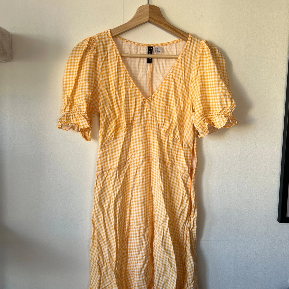 Gul- och vitrutigt omlottklänning från H&M Divided