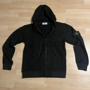 Svart hoodie från Stone Island - Svart hoodie från SI. Oanvänd, pris kan diskuteras 