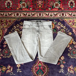 Replay ljusgrå jeans Thad - Säljer ett par ljusgrå jeans från Replay, Thad!! Passar dig som är mellan 155cm-165cm beroende på hur de vill att de ska sitta. Jeansen är i sparsamt skick!! Hör av er vid minsta fundering