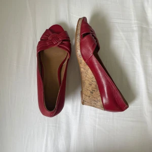 Röda kilklackar - Sååå snygga röda kilklackar från vinted i jättefint skick. Öppen tå och flätad detalj framtill. Tyvärr för små för mig!