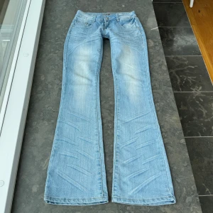Lågmidjade jeans  - Så snygga jeans som tyvärr inte passar mig och har därför ingen bild på! Midjemått tvärsöver: 36-37cm Midjehöjd: 18cm Inerbens längd: 84cm💕 