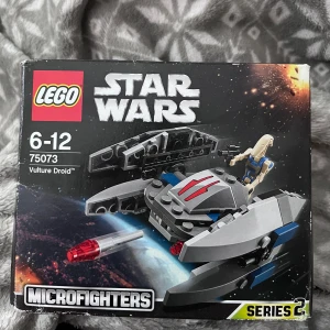 Starswars Lego  - Hittade denna hemma och upptäckte att den går för 1300 på amazon, (oöppnad) kartongen är lite bucklig, säljer mycket billigare (pris kan diskuteras)