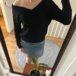 Svart stickad offshoulder-tröja - Säljer en svart stickad tröja med offshoulder-modell och bred v-ringning. Tröjan har lång ärm och en loose passform som ger en avslappnad och trendig look. Perfekt att styla med jeans eller kjol för en cool vardagsstil. Skriv vid frågor!!