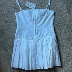 Vit miniklänning - Superfin vit miniklänning från Zara med lappar kvar! 