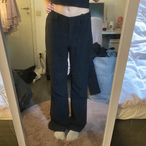 Svarta kostymbyxor  - Svarta kostymbyxor från Y.A.S, det ska vara flare kostymbyxor men ser inte ut som det då de är för stora för mig. Se sista bilden för defekt