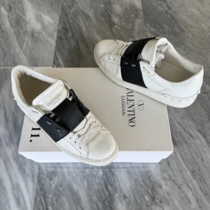 Valentino skor  - Valentino Open - Skick: Jättefint skick  - Storlek 36 - Tillbehör: Valentino kort - Nypris: 6000kr - TrendWardrobe
