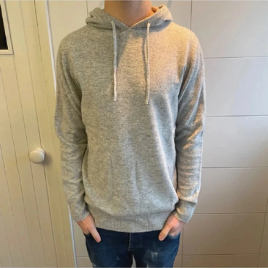 Grå hoodie med snörning
