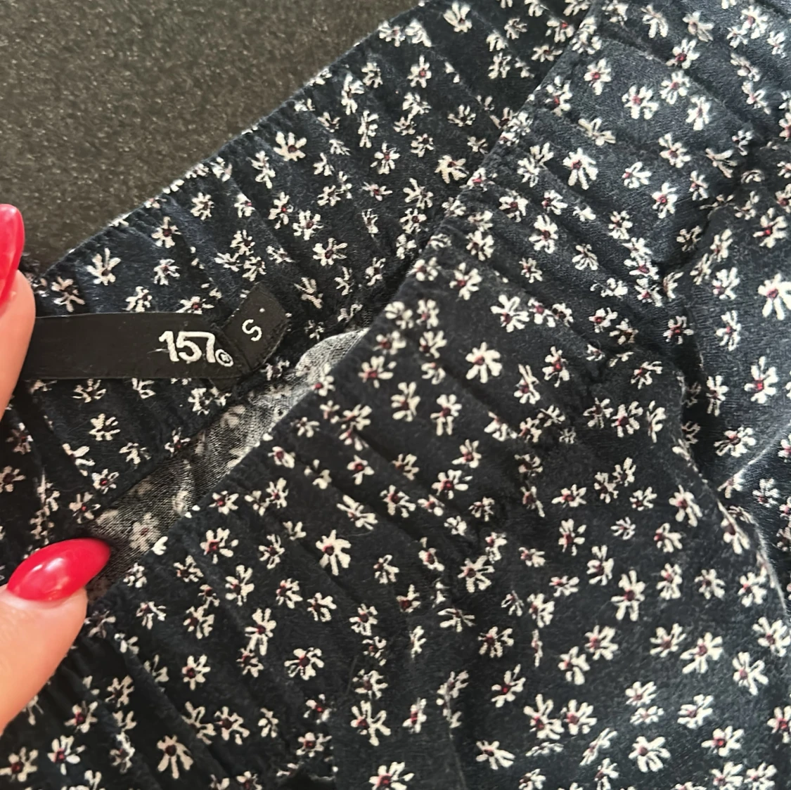 Blommig svart kjol från lager 157, stl S - 2