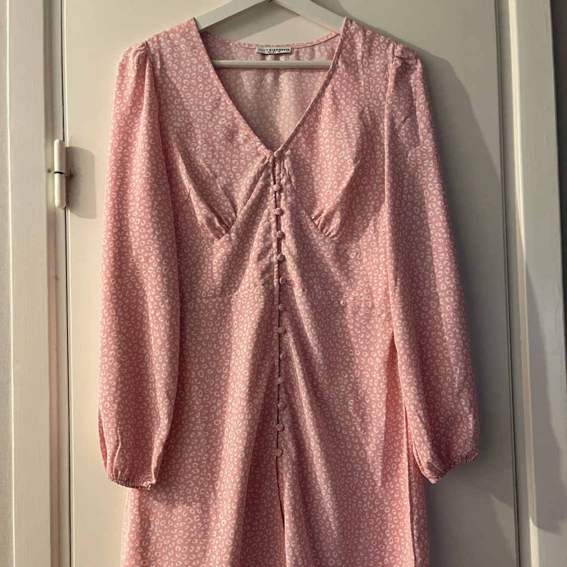 Rosa leopardmönstrad klänning från Glamorous