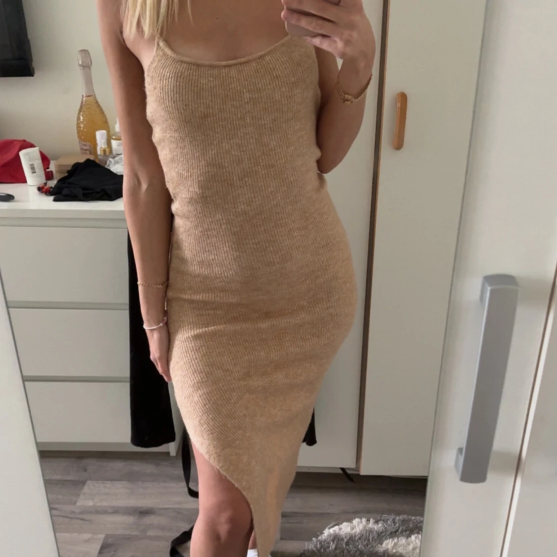 Beige stickad långklänning med slits - 3