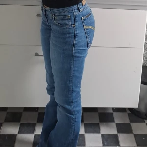 Lågmidjade jeans - Jeans som verkligen är lågmidjade!! Midjemåttet rakt över är 34 cm och innerbenslängden är 74 cm, passar mig med xs, lite långa bara🩷Skriv för fler frågor🩷