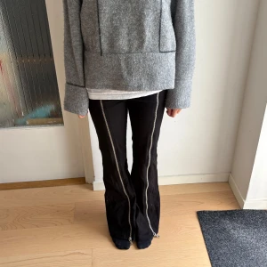 Svarta jeans med dragkedjor från Monki - Pris kan diskuteras!! Svarta jeans från Monki i storlek 36 med coola silverfärgade dragkedjor längs hela framsidan. Byxorna har bootcut-modell och är så coola och unika. Använda 1 gång. 