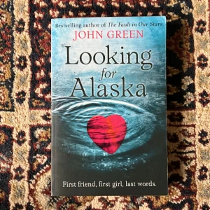 Looking for Alaska - En gripande och passionerad roman om vänskap, kärlek och att hitta sig själv. Perfekt för unga vuxna som gillar starka känslor och oförglömliga karaktärer. Från författaren till The Fault in Our Stars.