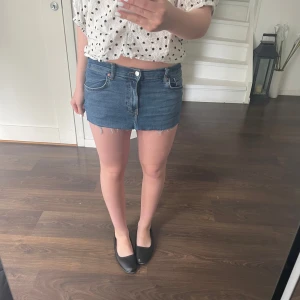 Jeanskjol från Perfect Jeans - Säljer denna mini jeanskjolen😇😇💗 köpte kjolen här på plick💗midjemåttet= 38cm + stretch 