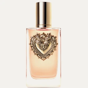 100 ml Dolce & Gabbana Devotion EdP - Jag säljer en 100 ml flaska Dolce & gabbana Devotion. Doften är orientalisk-vanilj med kanderad citrus som toppnot, apelsinblomma i hjärtat och vanilj i basen. Nypris är 1900 kr och det är ca 50 % kvar.