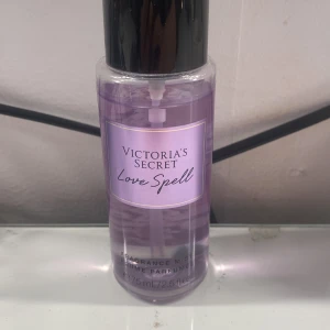 Victoria's Secret Love Spell mist - Fräsch body mist från Victoria's Secret i doften Love Spell. Perfekt att ha med i väskan