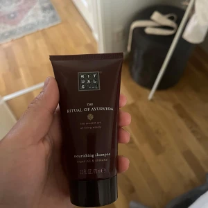 Rituals The Ritual of Ayurveda shampoo - Nourishing shampoo från Rituals The Ritual of Ayurveda med arganolja och shikakai. Tuben är mörkröd med svart lock och rymmer 70 ml. Innehåller 91% ingredienser av naturligt ursprung och har en lyxig känsla.