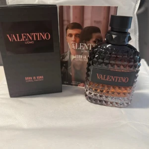 Valentino Uomo Born In Roma Coral Fantasy - Parfymen Valentino Uomo Born In Roma Coral Fantasy kommer i en lyxig, mönstrad glasflaska med svart och korallfärgad gradient. Flaskan har en svart etikett och lock, och levereras i en elegant svart kartong med korallfärgade detaljer. Doften är Eau de Toilette, 100 ml.