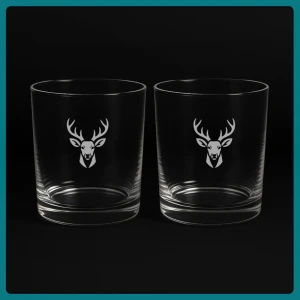 2st Whiskeyglas - Rådjur -  Dessa eleganta graverade whiskeyglas kombinerar enkelhet med stil och passar lika bra för en klassisk whiskey med is som för kreativa, färgglada desserter. Den låga och raka formen framhäver dryckens eller dessertens karaktär och ger glaset en sofistikerad men diskret känsla. Gravyren enligt bild ger varje glas en personlig och unik detalj – perfekt som en omtänksam present eller ett smakfullt tillskott till din egen glassamling. Har du en egen text eller design du vill ha graverad? Hör av dig!