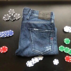 Replay anbass - Hej säljer ett par riktigt snygga jeans från replay. Modellen är anbass och sitter som slim fit. Storleken är W29 L32. Skriv för mer bilder❗️obs: Poker ♣️chipsen Medföljer ej❌