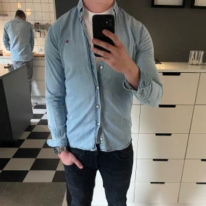 Morris skjorta  - Skjorta från Morris i jeans material || Strlk S || Riktigt snygg nu till sommaren och i bra skick ||  Den är för liten för mig som är 185 och väger 80kg så borde passa dig som är under de måtten || Skriv vid frågor och funderingar!